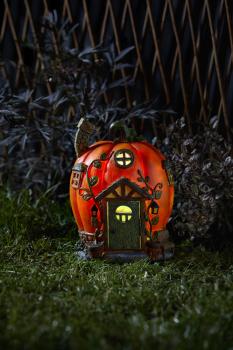 Feenhaus in Form eines Kürbis.. Nachts beleuchtet im Garten.